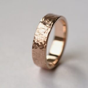 Rock Texture 9k Rose Gold Ring: Simple hammered wedding band made of 9k rose gold. Perfect as men's wedding ring or as a chunky ring for women.