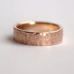 Rock Texture 9k Rose Gold Ring: Simple hammered wedding band made of 9k rose gold. Perfect as men's wedding ring or as a chunky ring for women.