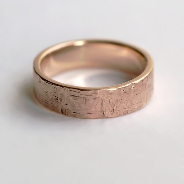 Rock Texture 9k Rose Gold Ring: Simple hammered wedding band made of 9k rose gold. Perfect as men's wedding ring or as a chunky ring for women.