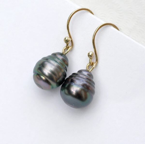 Simple timeless earrings made of solid 14k yellow gold. With beautiful Tahitian black pearls - baroque drops with natural circles.